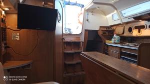 雷恩Jacht motorowy Calipso 750的一个带水槽和柜台的厨房
