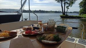 雷恩Jacht motorowy Calipso 750的船上有两盘食物的桌子