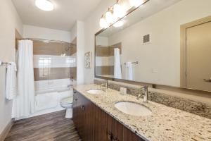 欧文Landing at City North - 2 Bedrooms in Valley Ranch的浴室设有2个水槽、卫生间和镜子。