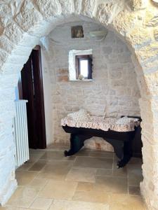 阿尔贝罗贝洛Trulli Aia Piccola的石墙内带桌子的房间