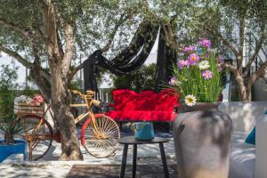 普拉Monvidal Residence - Adults Only的一张长椅,上面有红色的长沙发和花瓶