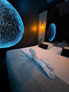 奥贝维利埃Fullmoon By Cloud的一间卧室,卧室里配有一张月亮相的床