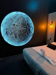 奥贝维利埃Fullmoon By Cloud的一间房间,配有一张可视化月亮的床