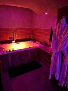 奥贝维利埃Fullmoon By Cloud的紫色照明的客房内的浴缸