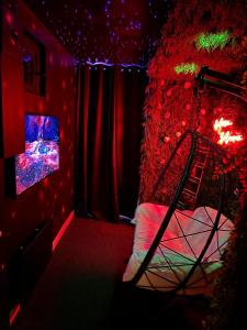 奥贝维利埃Fullmoon By Cloud的红色的房间,配有床和电视