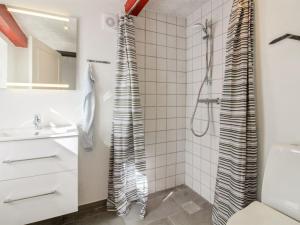 霍耶Holiday Home Odeta - all inclusive - 25km from the sea by Interhome的浴室配有淋浴帘和盥洗盆。