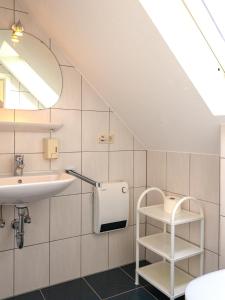 于尔齐希盖拉赫葡萄酒庄/酒店的一间带水槽和镜子的浴室