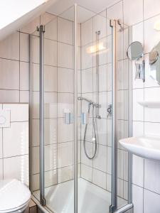 于尔齐希盖拉赫葡萄酒庄/酒店的带淋浴和卫生间的浴室