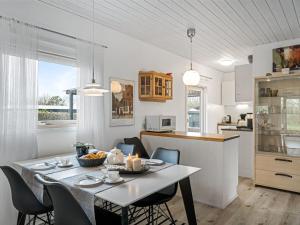 海默特Holiday Home Westi - all inclusive - 650m to the inlet by Interhome的厨房以及带桌椅的用餐室。