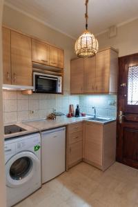 卡诺尼STUDIO SPYROS的厨房配有洗衣机和洗衣机。