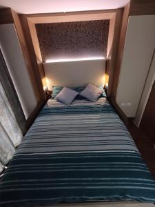 盖尔文Luxury Pods at Mornest Caravan Park, Anglesey的一张床上有两个枕头的房间