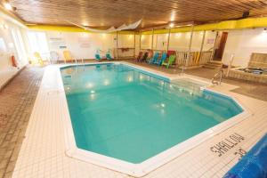 LanarkNewly Renovated 3 Bedroom Beach Front Condo 3B的大楼内的大型游泳池