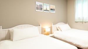 仁川市Incheon Airport Guest House King的卧室设有2张白色的床和窗户。