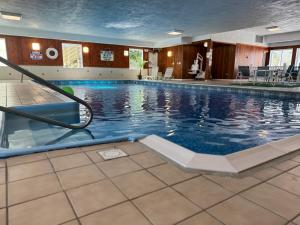 埃尔斯沃思Colonial Inn Ellsworth的酒店的大型游泳池