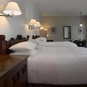 伊萨卡图莱尔Spa酒店的卧室配有一张白色大床