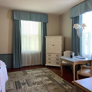 伊萨卡图莱尔Spa酒店的一间卧室配有书桌、桌子和梳妆台