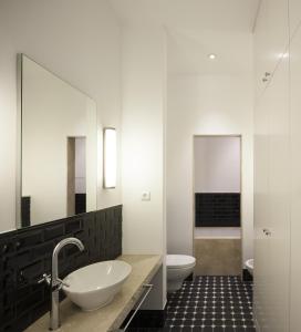 波尔图Oporto Serviced Apartments - Cedofeita的一间带水槽和卫生间的浴室