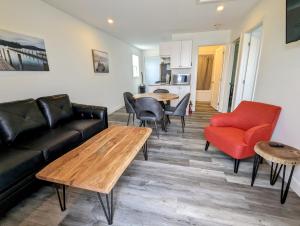 LanarkNewly Renovated 2 Bedroom Beach Front Condo 2C的客厅配有沙发和桌椅