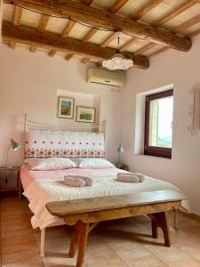 MonterubbianoAl Poggio dei 4 Borghi的一间卧室配有一张大床和木制床头板