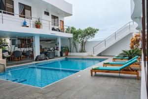 阿约拉港El Descanso del Guia的一座房子旁的游泳池,配有两把躺椅