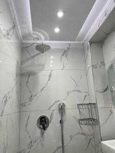 科斯镇Sweetmar Rooms-Ground floor的带淋浴和大理石墙壁的浴室