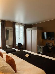 香槟沙隆HOTEL & SPA Le Renard Centre的酒店客房设有两张床和一台平面电视。