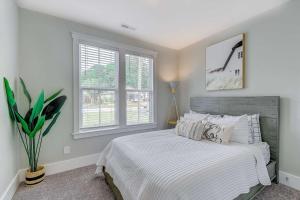利特尔里弗New Tucked Away Quiet Beach Haven的一间卧室设有一张床和两个窗户。