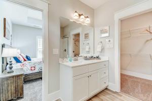 利特尔里弗New Tucked Away Quiet Beach Haven的白色的浴室设有水槽和镜子