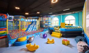 诺维·维诺多尔斯基Aminess Lišanj Family Hotel的儿童游戏室,配有滑梯和游戏设备