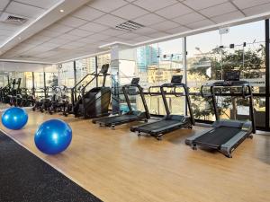 利马埃斯特拉贝拉维斯塔公寓式酒店的健身房,有一堆跑步机和蓝色球
