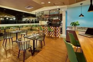 利马埃斯特拉贝拉维斯塔公寓式酒店的一间带桌椅的餐厅和一间酒吧