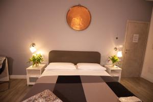 佩斯基耶拉德加达Bru Rooms的一张位于带两张桌子和镜子的房间的床位