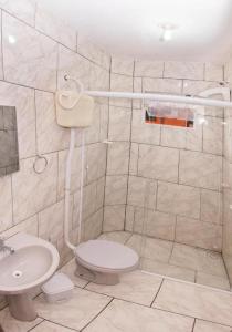佩尼亚Pousada Esperança的一间带卫生间和水槽的浴室