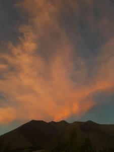 维库尼亚Cabañas Rusticas Olimpus del Elqui的一片云天,背景是群山