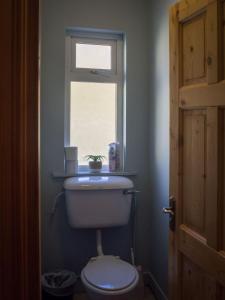 伦维尔Lough Fee Renvyle的一间带卫生间和窗户的浴室