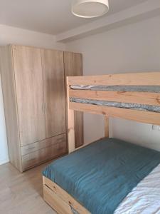 塞代拉Apartamento Cedeira的一间卧室配有一张双层床和木制橱柜。