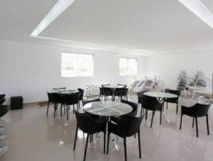 圣湖镇O apartamento queridinho de luxo的用餐室设有桌椅和窗户。