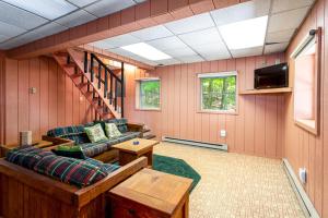 Morton GroveHot Tub, Huge Deck, WiFi, Fire Pit at Chalet Cabin的带沙发和电视的客厅