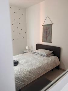 巴莱斯特拉泰丹尼尔度假屋的卧室配有一张床,墙上挂着一幅画