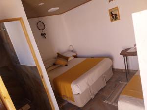 圣佩德罗·德·阿塔卡马Casa Ñawi的一间小房间的卧室,配有一张床铺