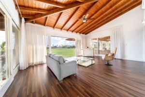 拉罗马纳Casa de Campo Elegance - 8-Bedroom Golf View Villa的客厅配有吊扇和沙发。