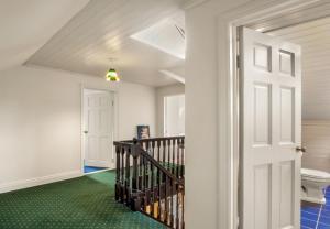 克利夫登Sycamore Cottage的走廊上设有楼梯和厕所
