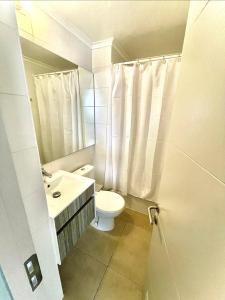拉塞雷纳Jardines del Pacífico 3的白色的浴室设有卫生间和水槽。