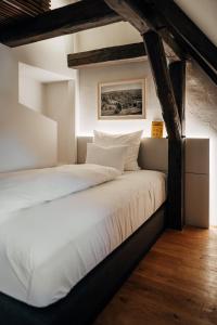 安贝格Bootshaus Amberg的一间卧室配有一张带白色床单的大床