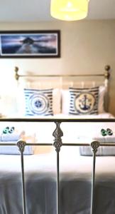 廷塔杰尔科里士满酒店的一张带蓝色和白色枕头的床