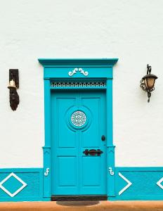 杰里科Villa Linda ApartaHotel的白色建筑前的蓝色门