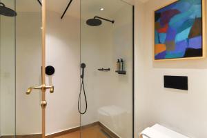 斯塔里斯Alai Crete a Tribute Portfolio Resort的浴室里设有玻璃门淋浴