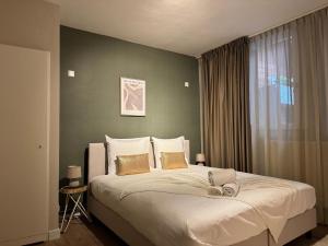 赞德沃特High Street Apartments的一间卧室设有一张大床和绿色的墙壁