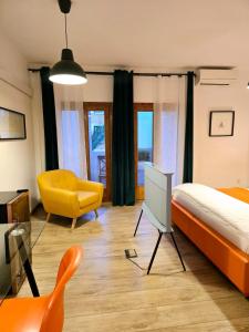 马略卡岛帕尔马Jaime III - Palma center - Luxury Suites的一间卧室配有一张床和一张黄色椅子