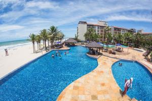 阿奎拉兹Belíssimo Apartamento no resort do Beach Park - By Ideal Trip Hospedagens的棕榈树海滩旁的度假游泳池
